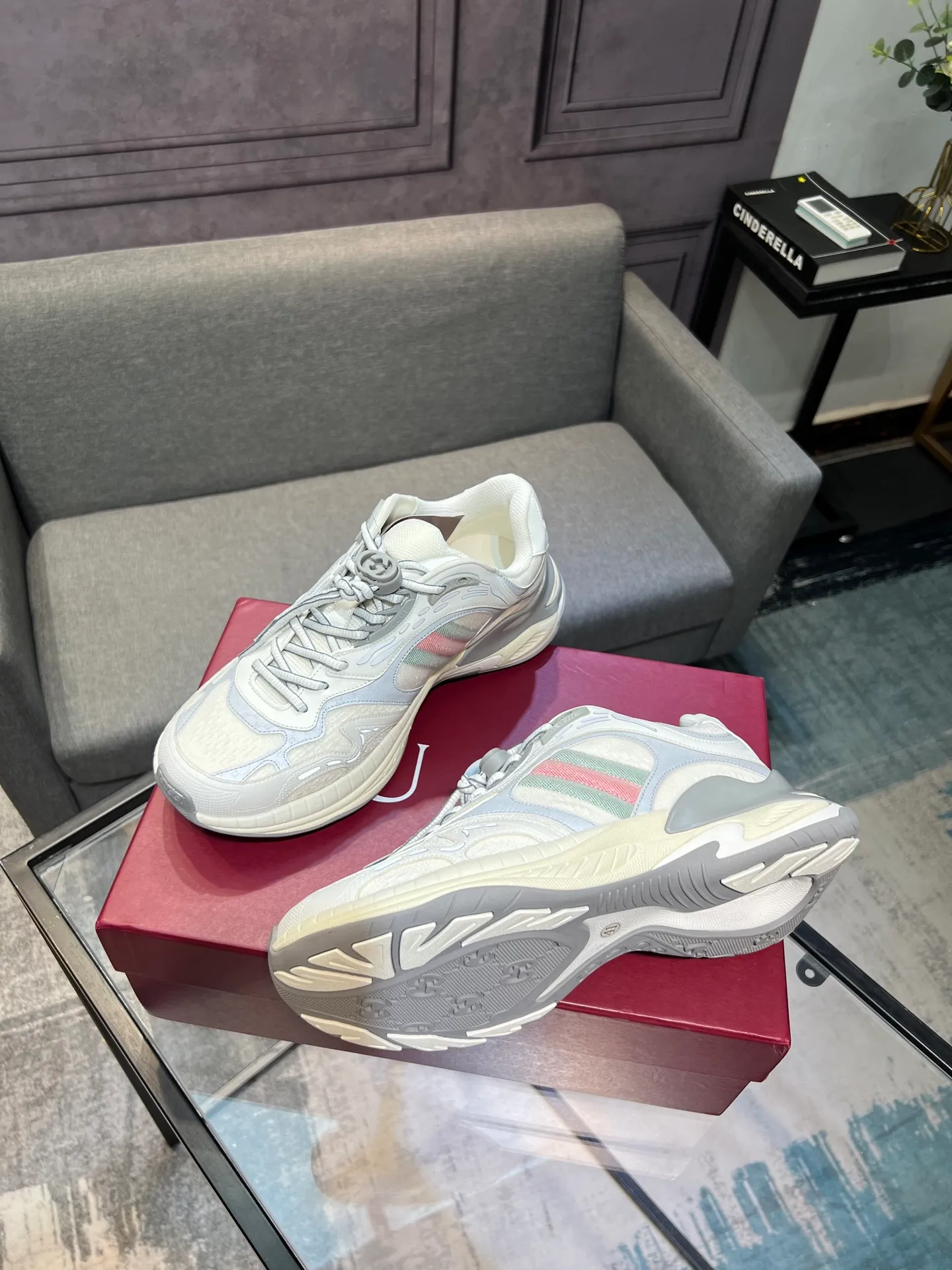 Men's Men's Shoes 💰900 Gucci Gucci 2.0 Sports Shoes Couple's Style Retro Casual Shoes Running Shoes Original Purchase, Development, Production Gucci 2.0 Sports Shoes reinterpret the brand's iconic striped webbing elements. This sneaker reinterprets the iconic details, using thick EVA soles with a smart silhouette, bringing a stable and comfortable wearing experience. Exquisite packaging at the delivery counter. Fabric: original imported cowhide + technical fabrics. Lining: original imported breathable mesh. Sole: original molded ultra-light foam rubber. Bottom thickness: 4CM. Size: 35-40 for women / 39-45 for men.